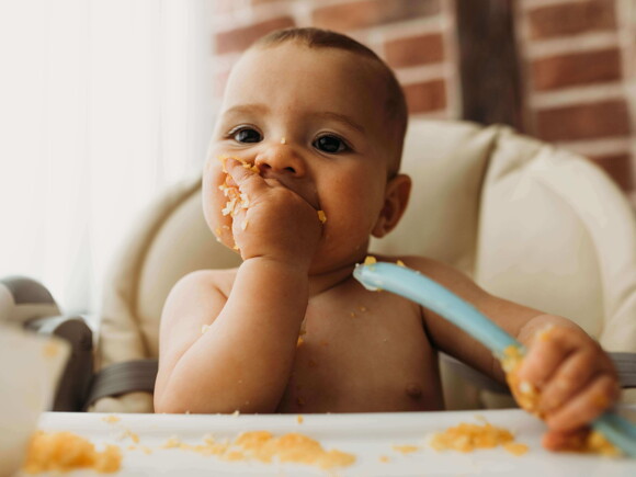 Babyen spiser mat