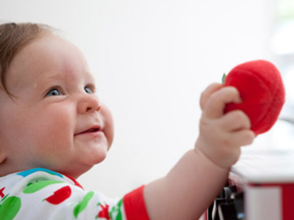 Lær babyen matrutiner de første 6 månedene
